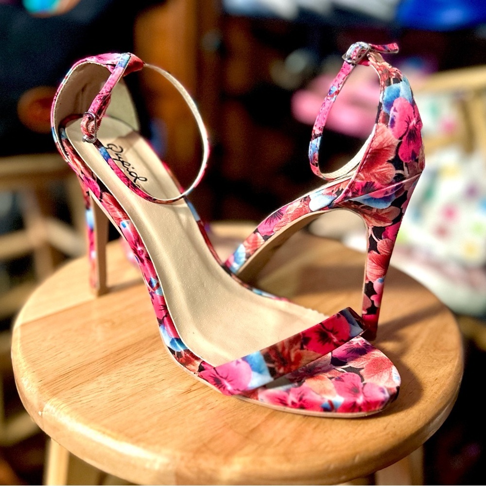 Qupid Women’s Grammy Single Strap Pink Floral Sandal Sz 9​​